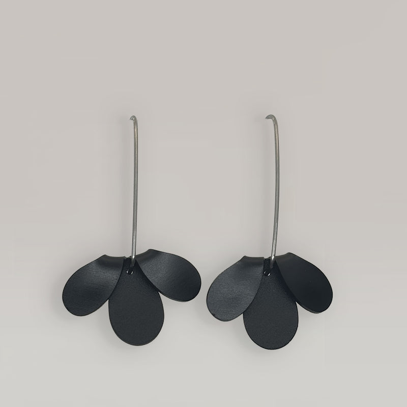 The Flip Curve Earrings in Black