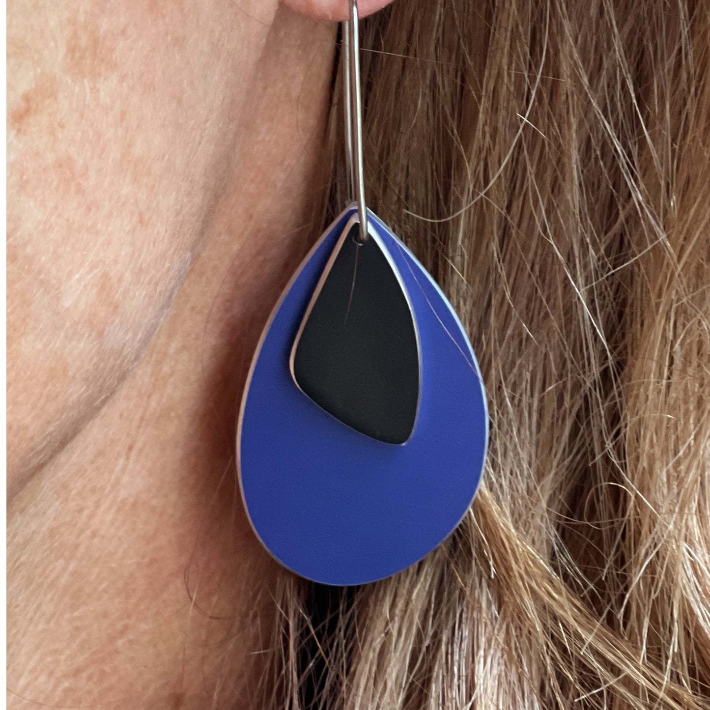 The Droplet Earring Oval in Blue with Black