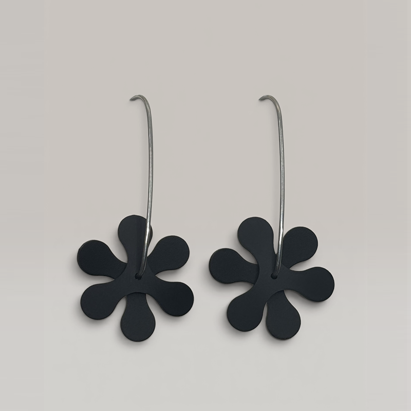 The Propellor Curve Earrings in Black