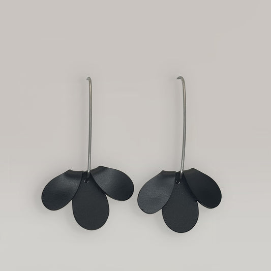 The Flip Curve Earrings in Black