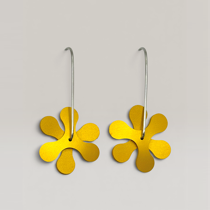 The Propellor Curve Earrings in Gold