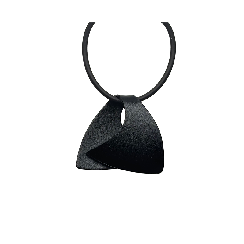 The Leaf Neckpiece in Black
