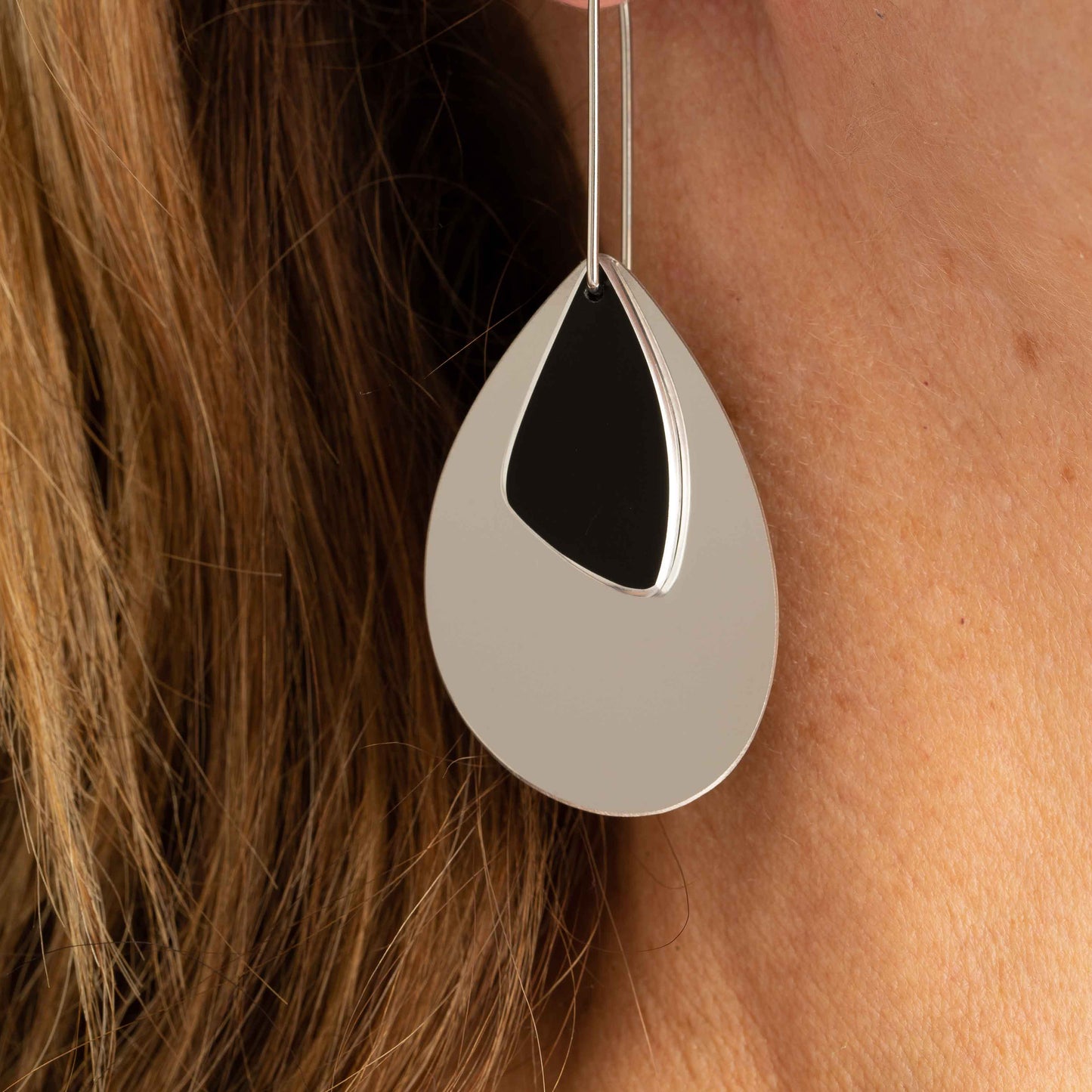 The Droplet Earring Oval in Stainless Steel with Black