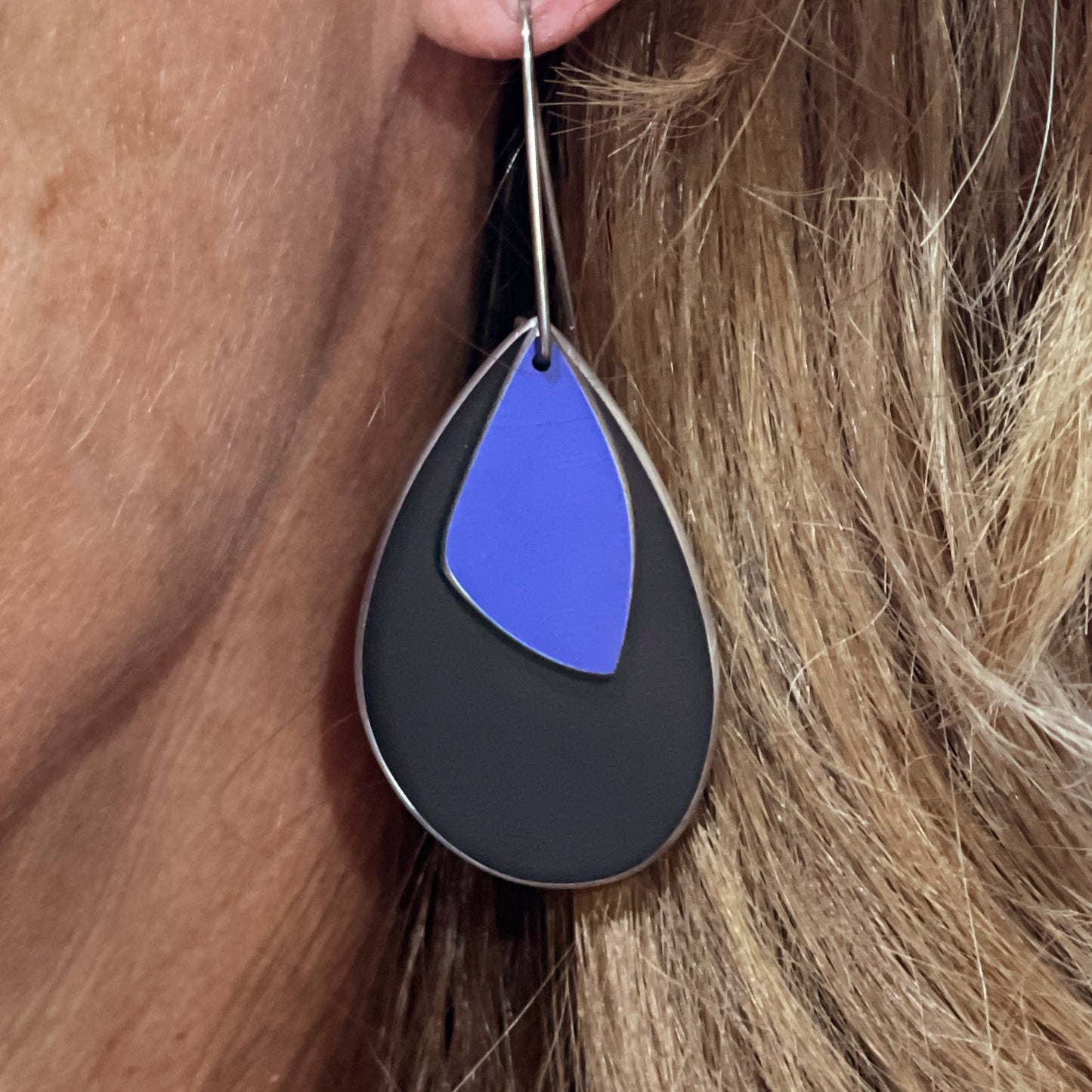 The Droplet Earring Oval in Black with Blue