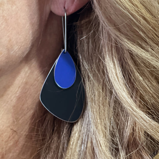 The Droplet Earring Angle in Black with Blue